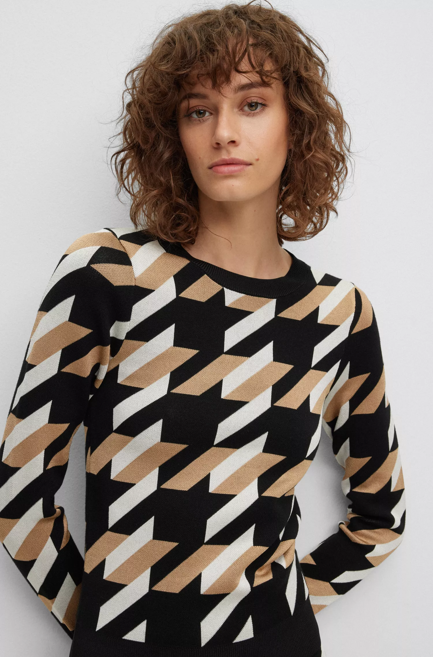 Suéter BOSS preto em malha jacquard com detalhe do logotipo.