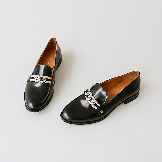 Mocassins à boucles argentées  en cuir noir