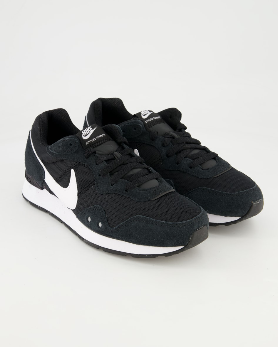 Nike VENTURE RUNNER Sneaker in Schwarz