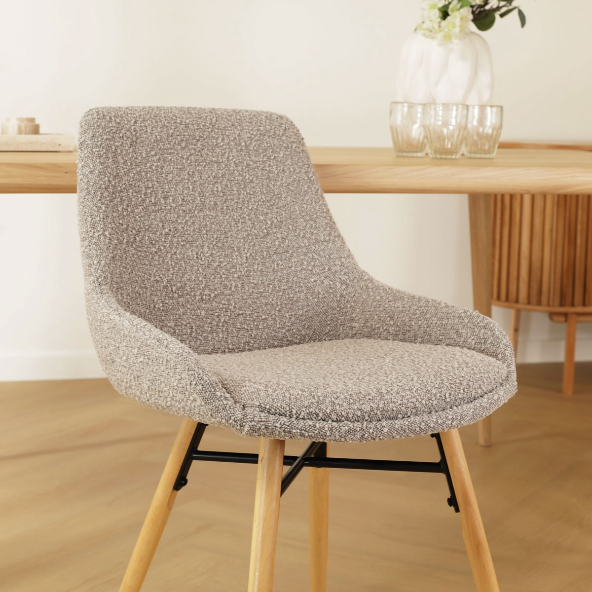 Eetkamerstoel Nena-Isa bouclé taupe - naturel onderstel