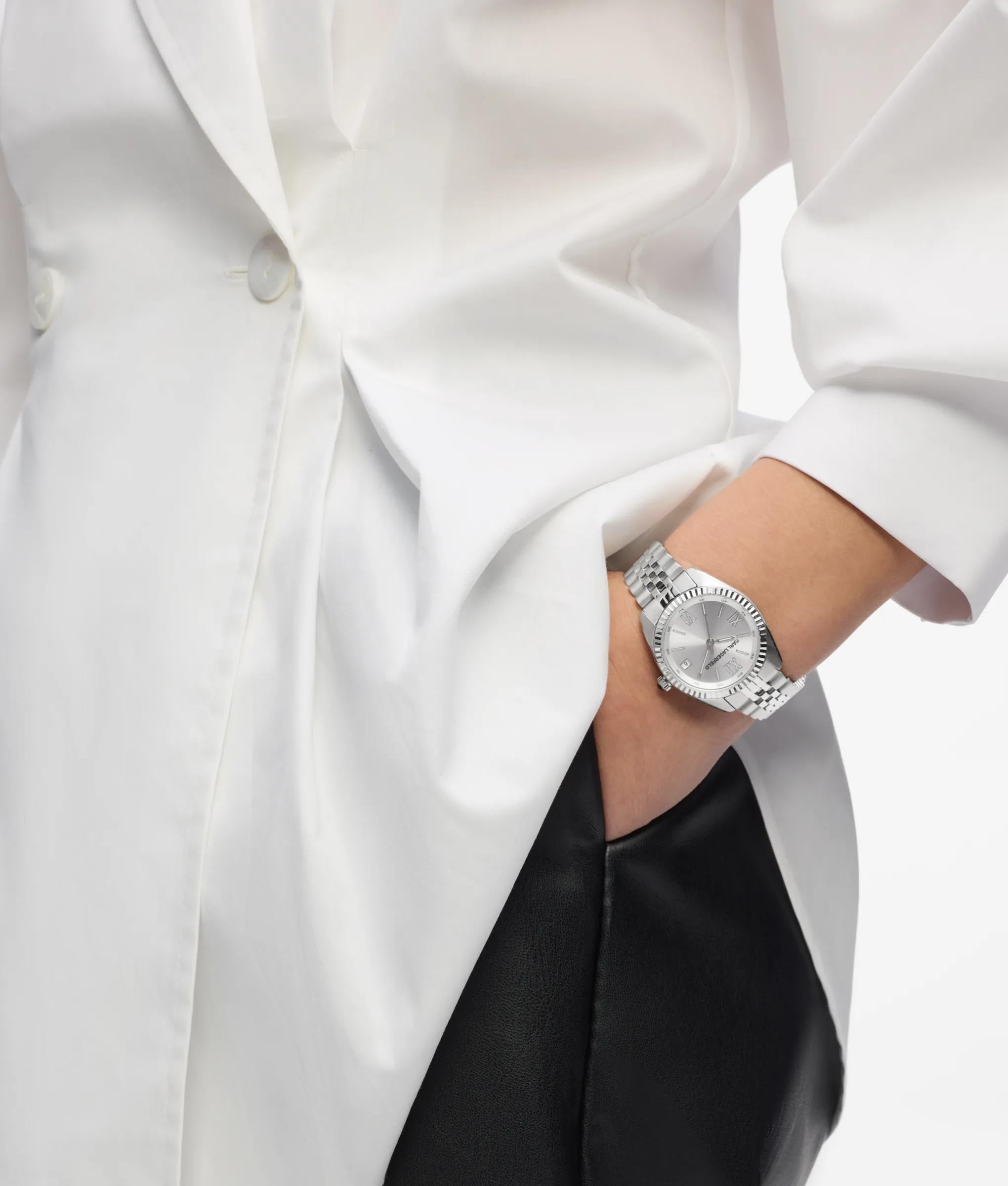 Horloge met rond logo in Zilver