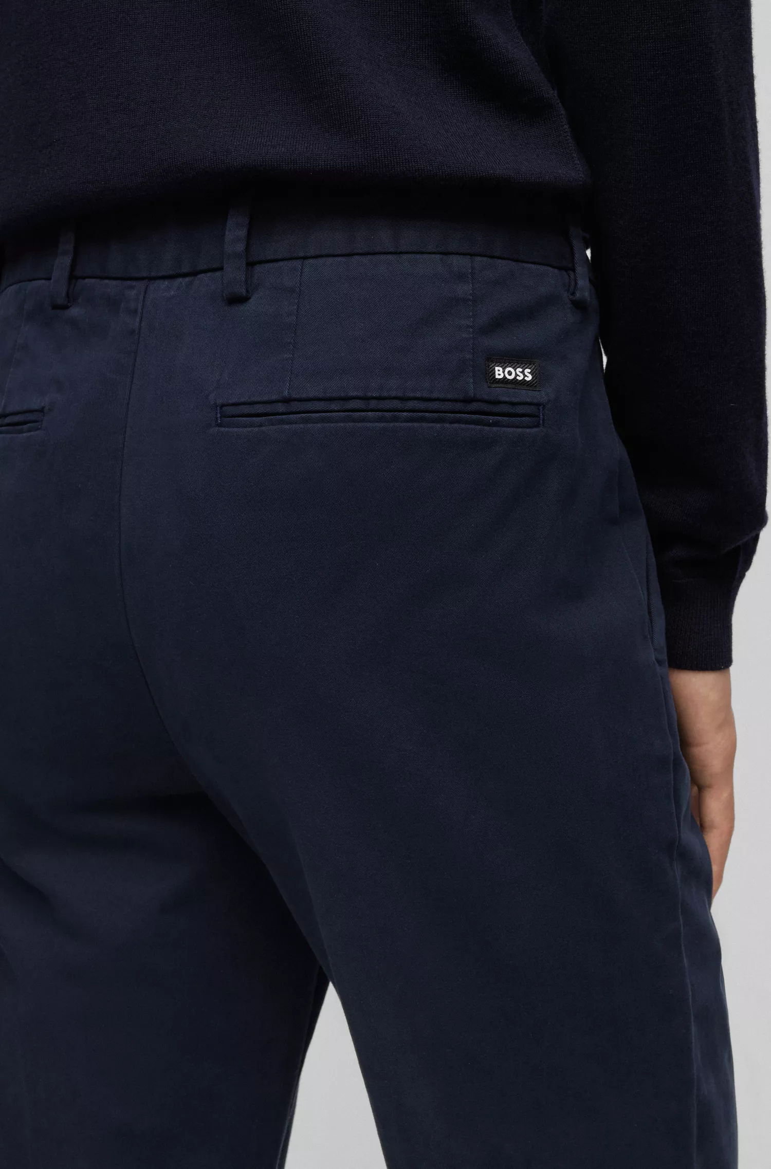Calça chino BOSS preta, corte slim, em gabardine de algodão elástico.
