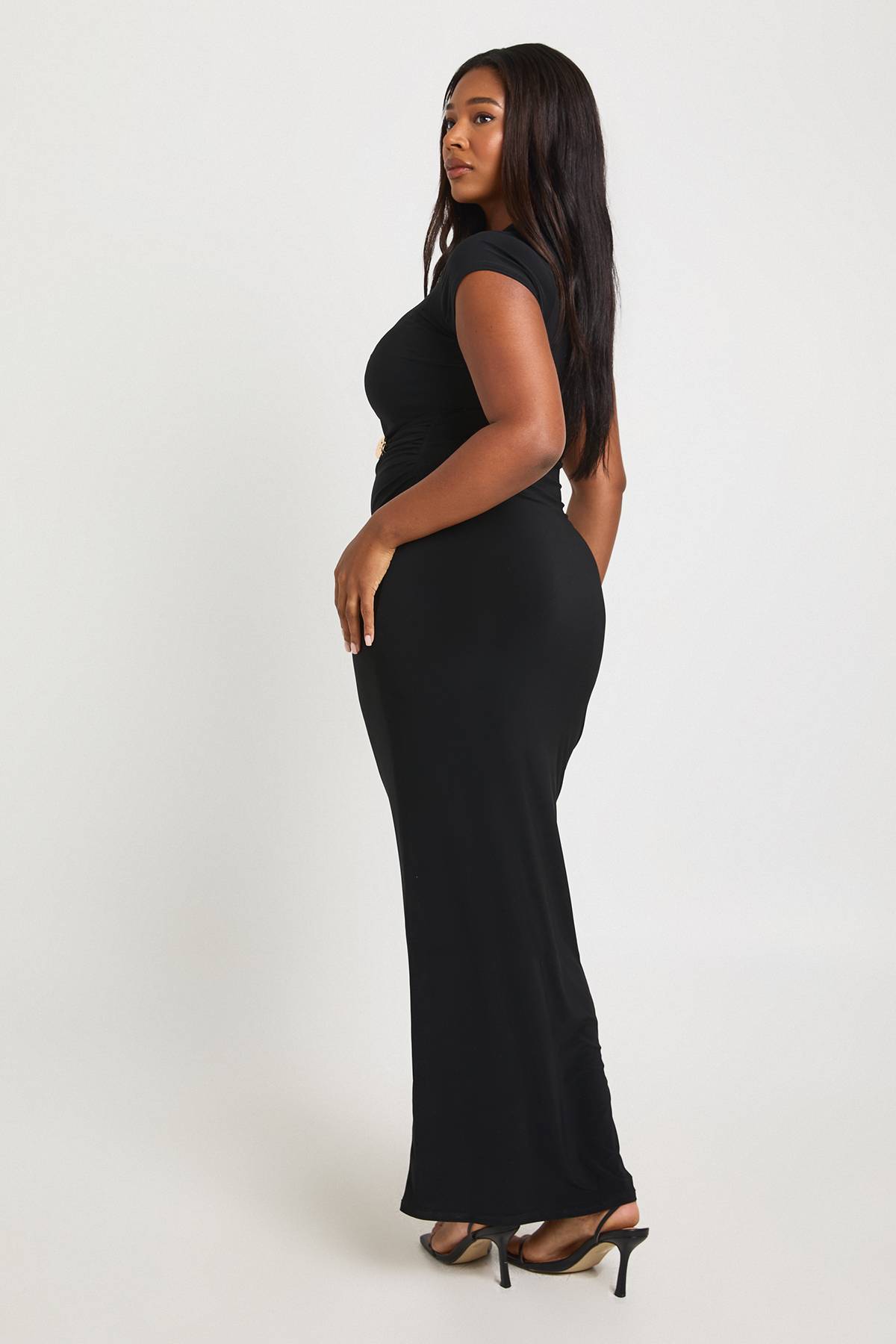 boohoo Robe Maxi Grande Taille à Taille Froncée avec Détails de Finition et Manches Courtes