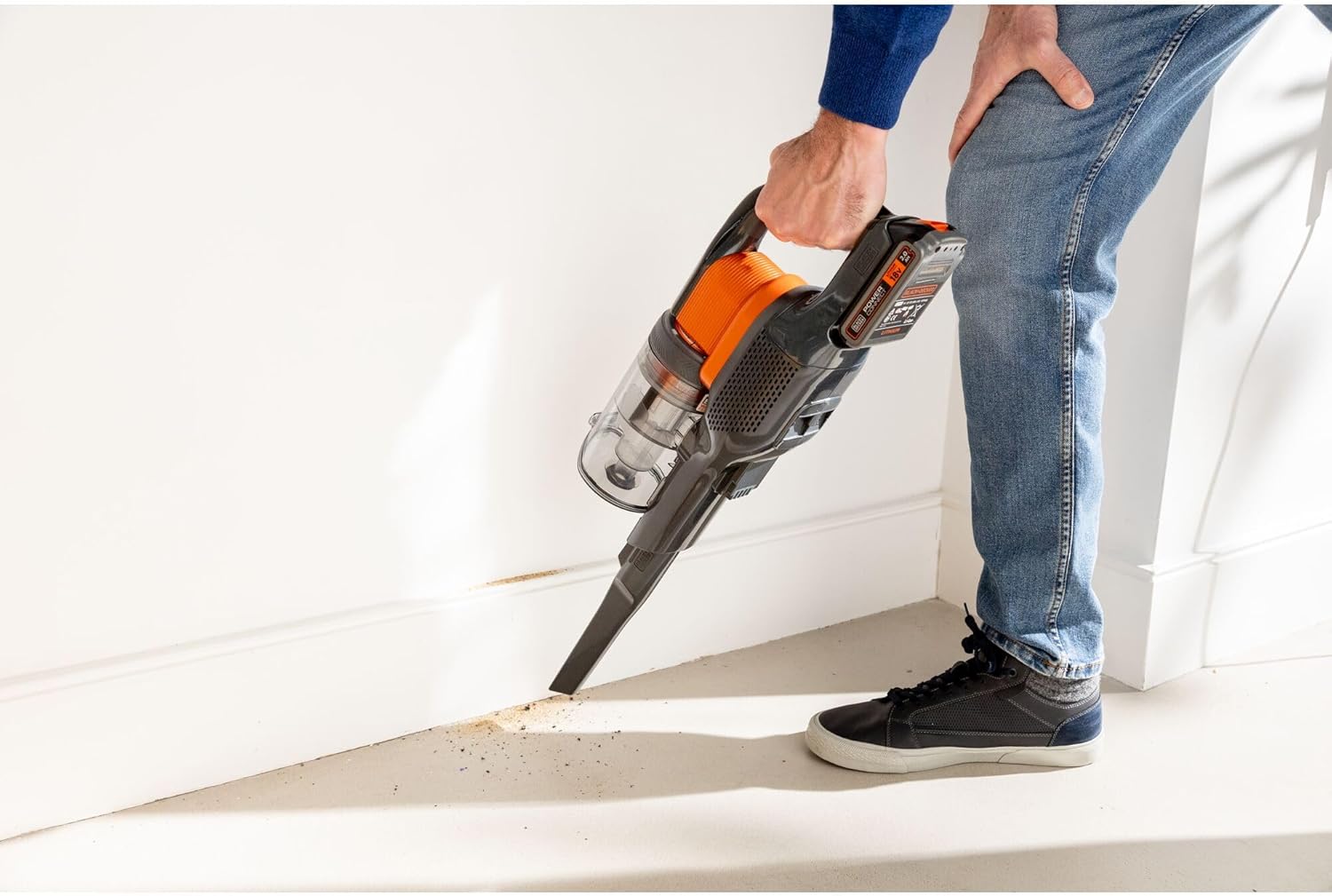 Black+Decker 4in1 Akku-Stielsauger (18V, 2.0Ah, beutelloser Boden- & Handstaubsauger mit Elektrobürste, kabellos, inkl. Fugendüste, Akku, Ladegerät & Wandhalterung) BHFEV182C