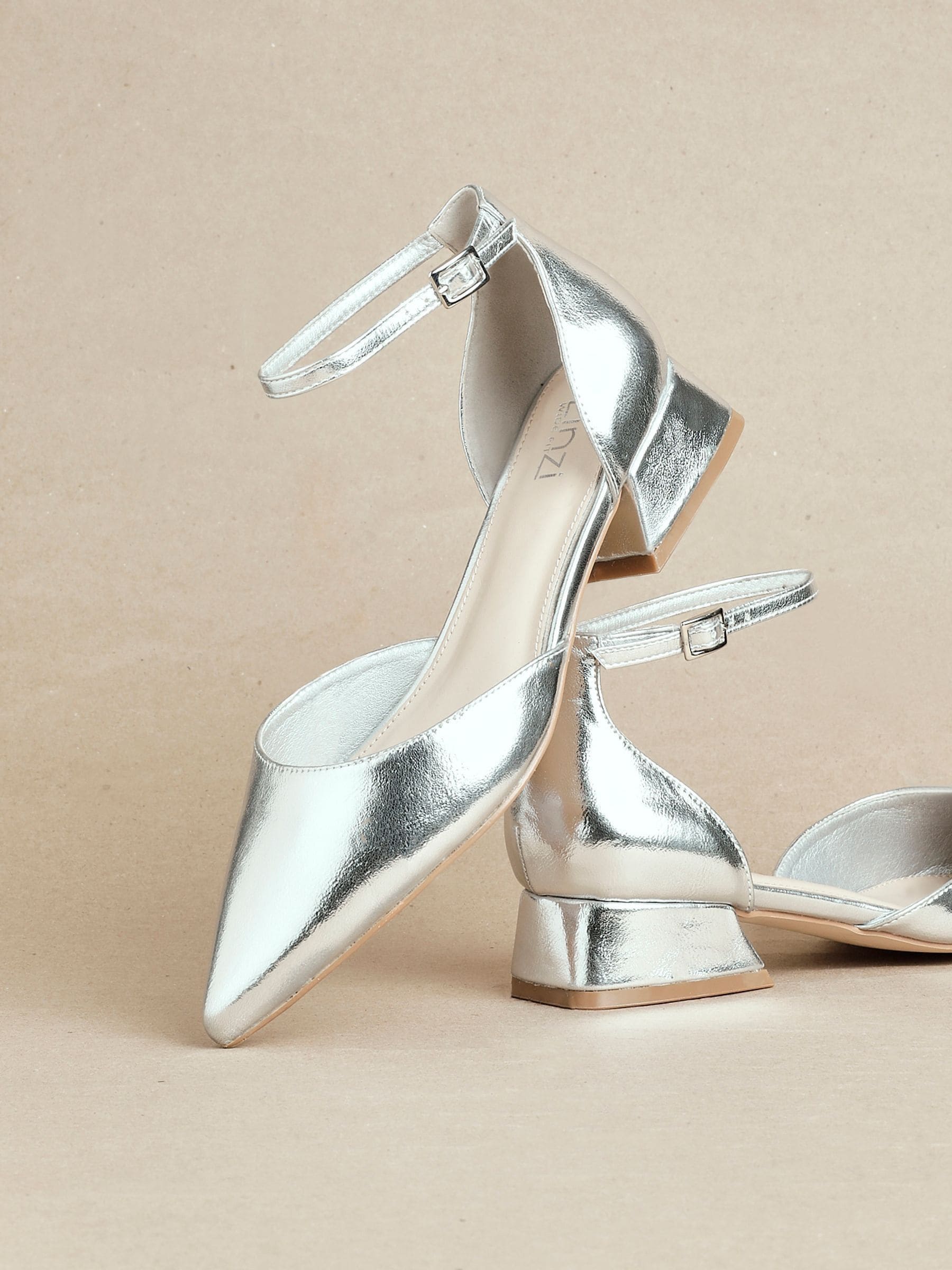 Zilver - Linzi Dolly pumps met lage blokhak en wijde pasvorm