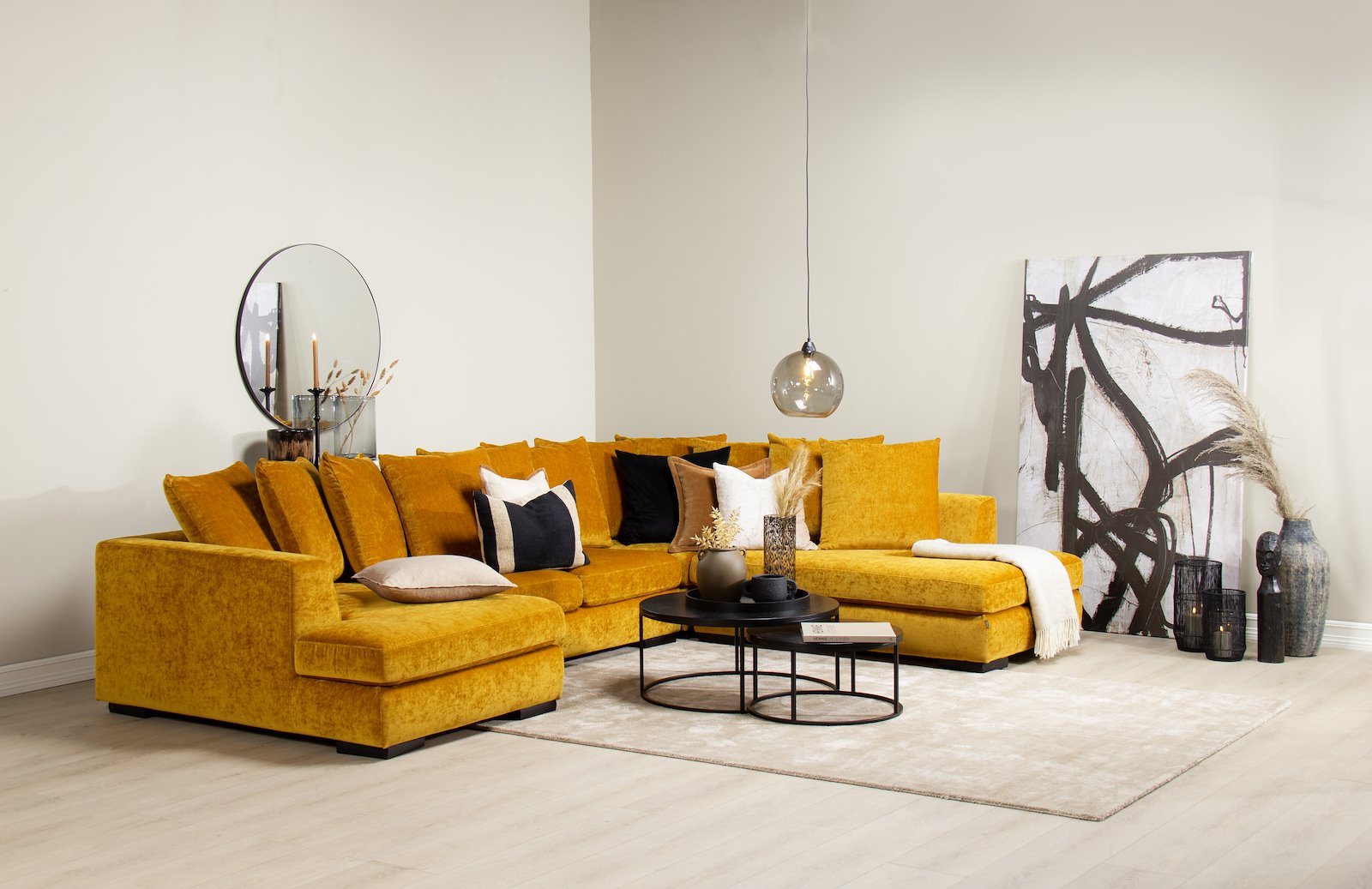 Paso doble hjørnesofa Helkledde moduler. Divan venstre, 2-seter, hjørne og åpen ende høyre. I tekstil Eros Mustard 1070-17 og sorte treben. EU komfort. Oppsett 1