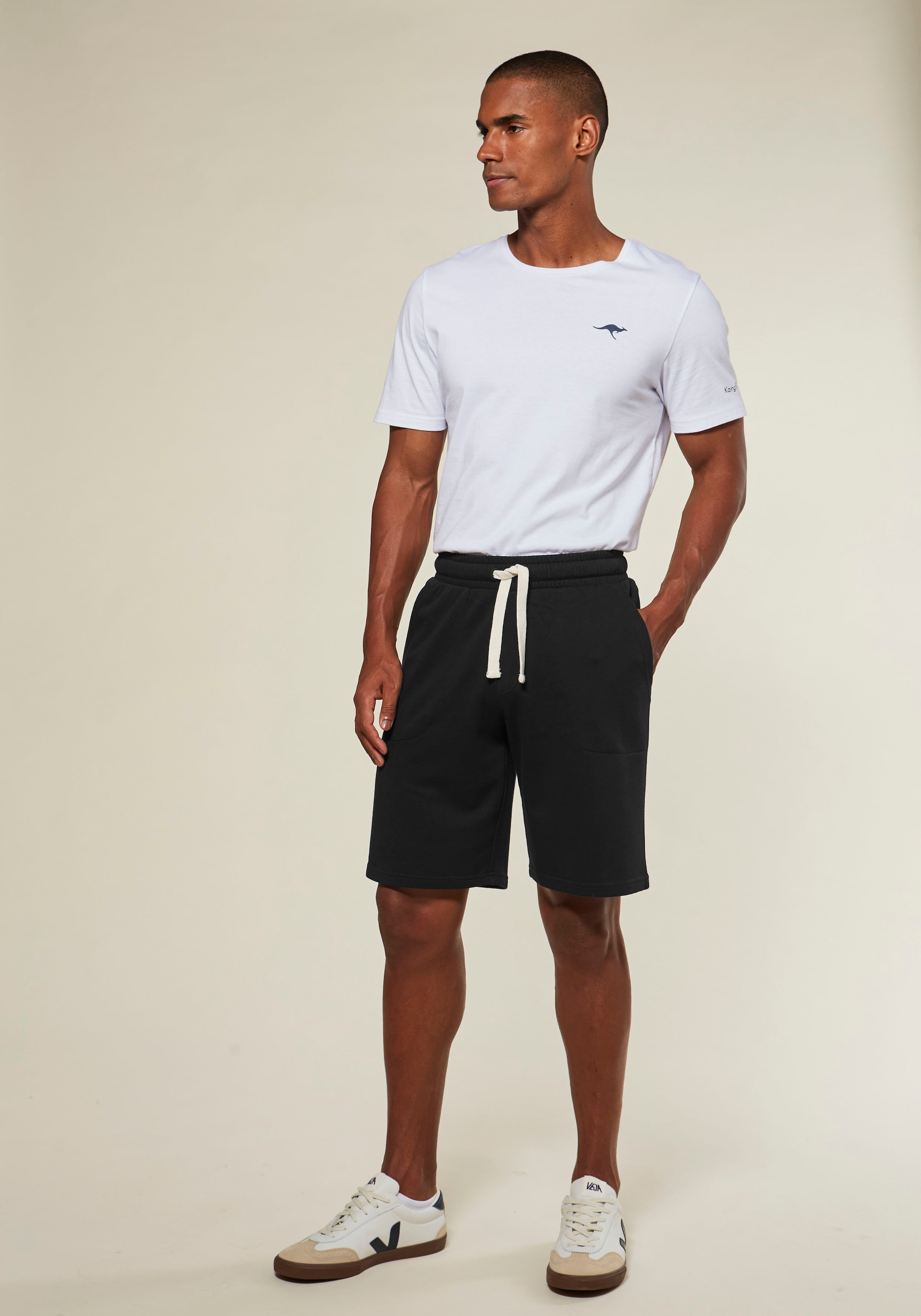 KangaROOS Sweatshorts  , seitliche Taschen, kontrast Bänder