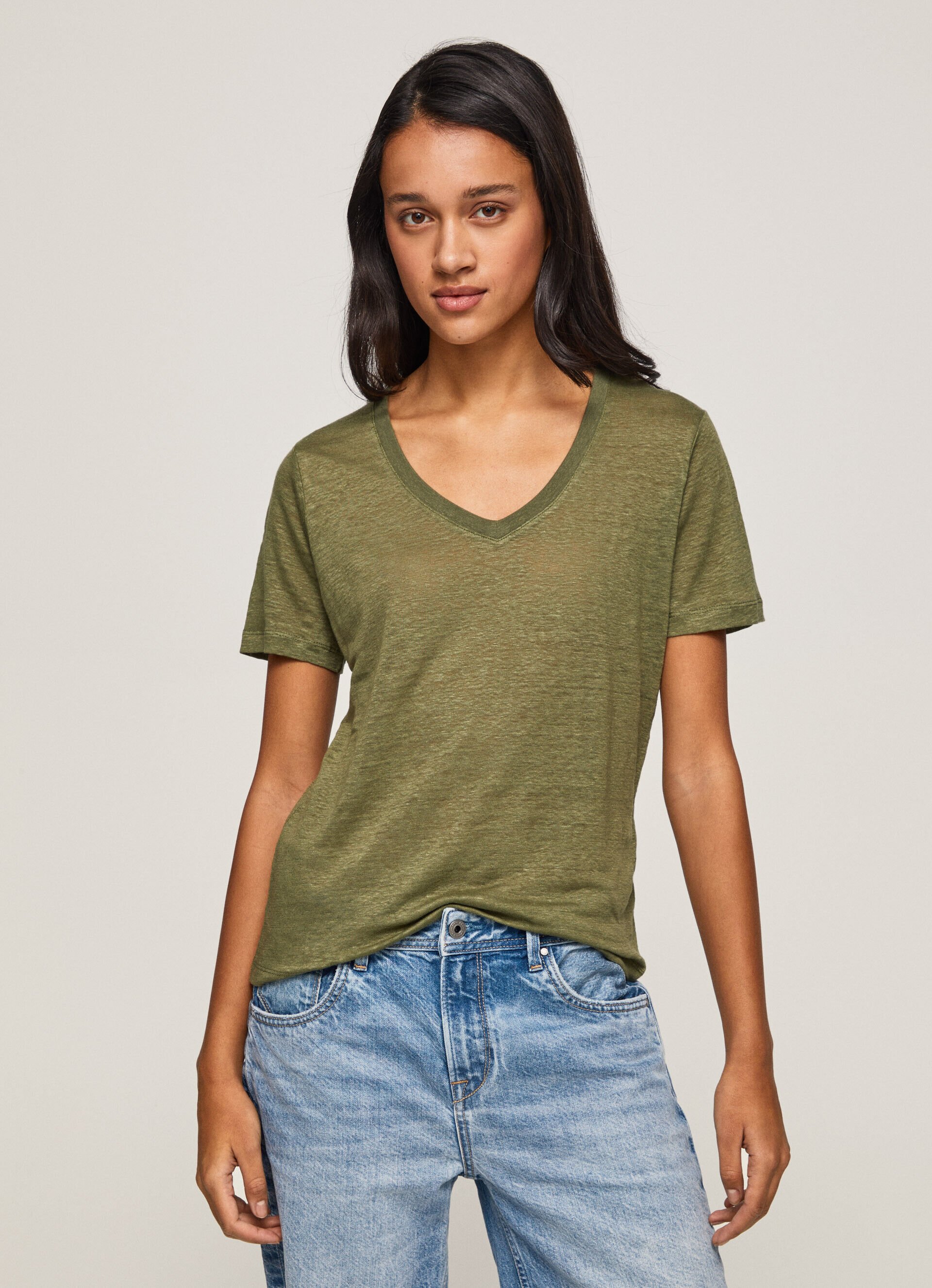 Camiseta de linho com decote em V - verde-oliva