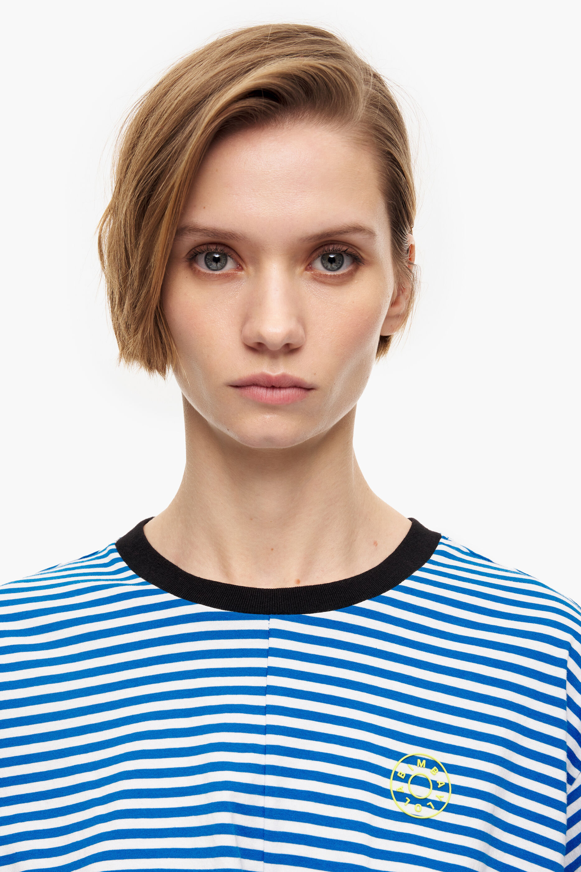 Camiseta azul quadrada com nó