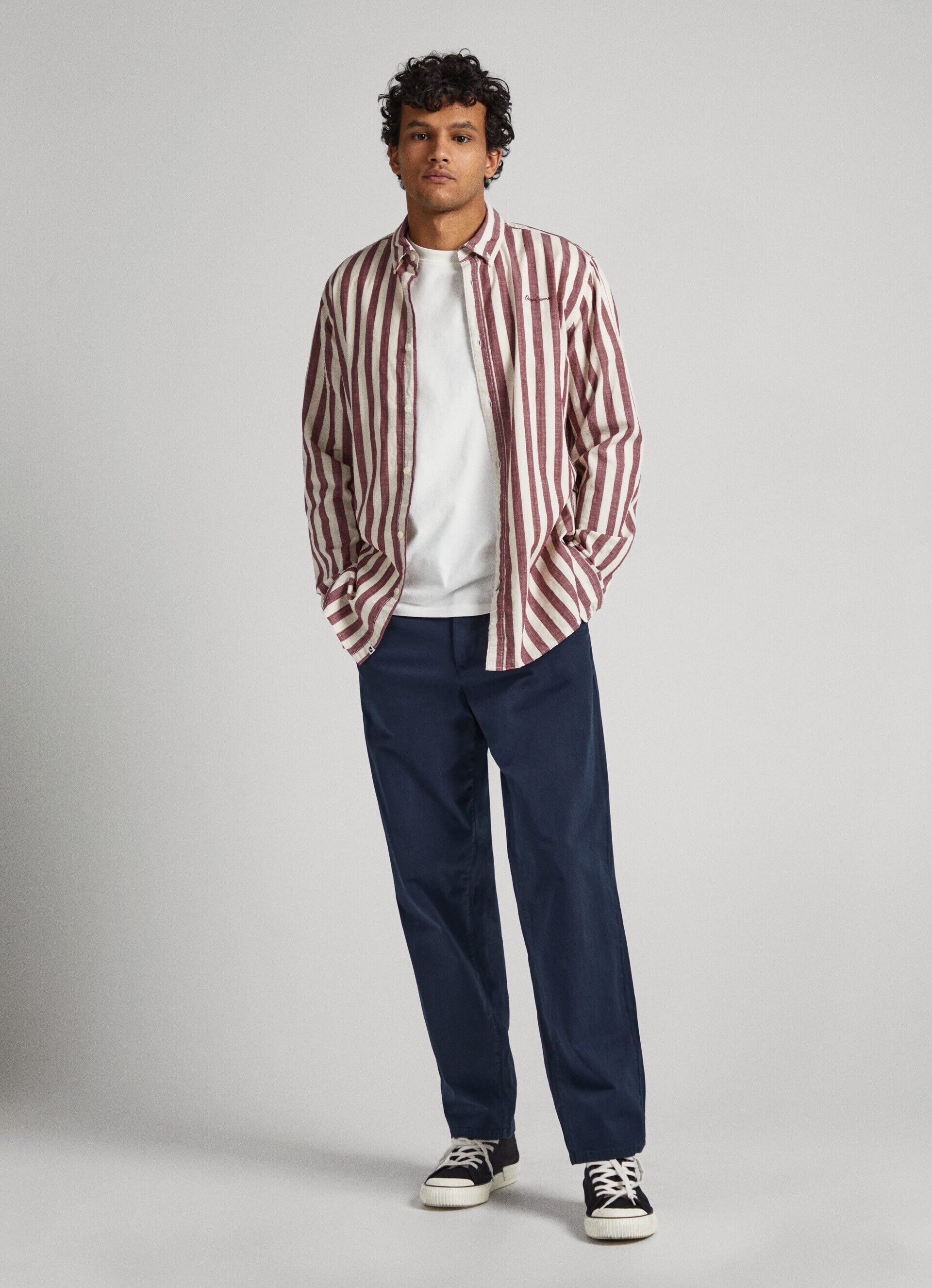 CAMISA LISTRADA DE CORTE REGULAR - vermelho borgonha