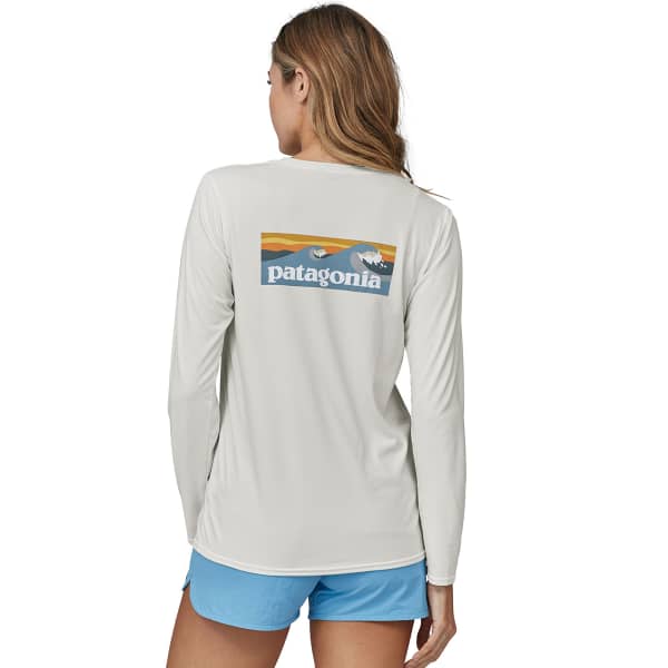 T-shirt randonnée PATAGONIA W'S L/S CAP COOL DAILY GRAPHIC SHIRT WATERS BOARDSHORT LOGO LIGHT PLUME GREY: WHITE