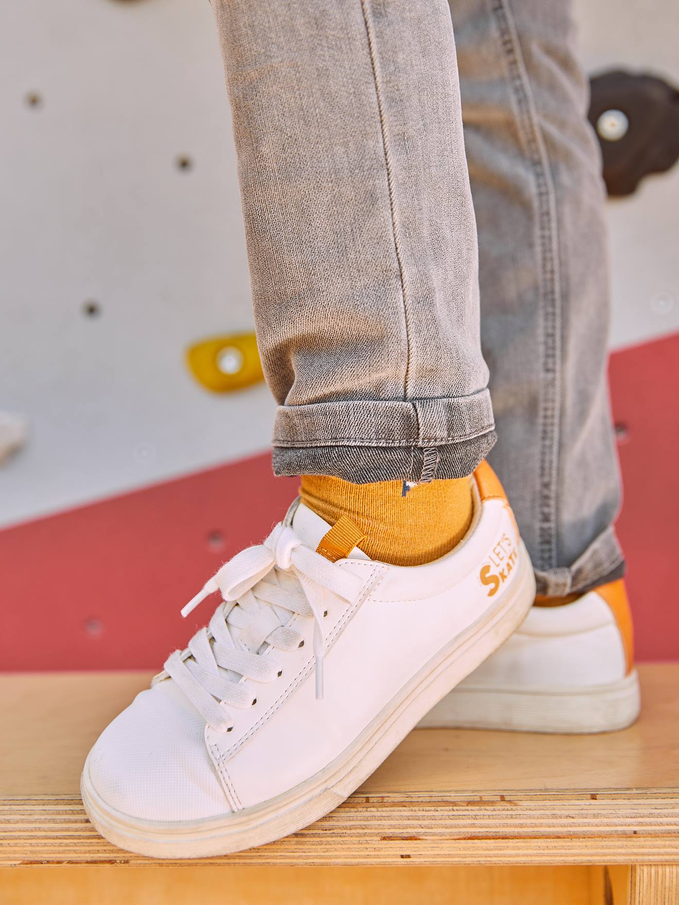 Tênis de amarrar com zíper, modelo infantil branco claro com estampas.
