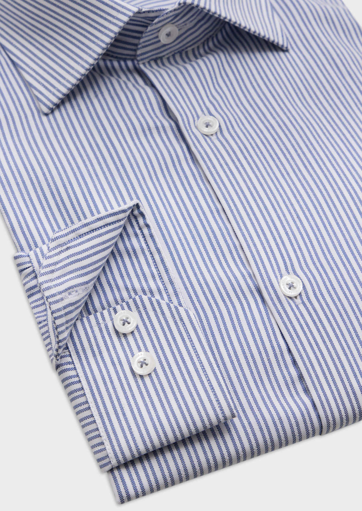 Chemise habillée Regular en popeline de coton mélangé blanc à rayures bleu marine