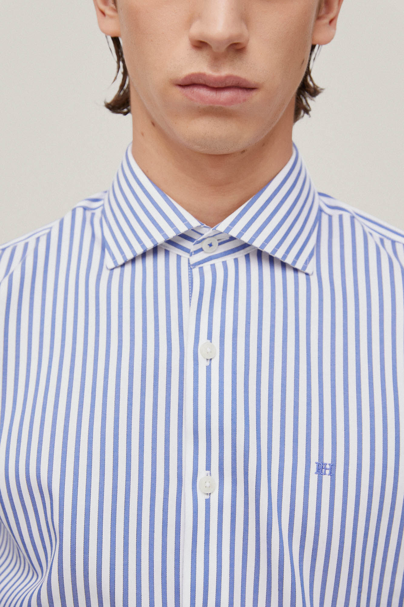 Camisa social listrada, azul, que não precisa passar e é resistente a manchas.