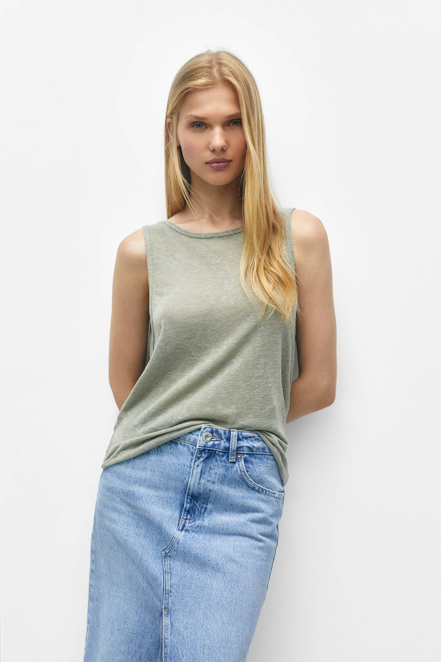 CAMISETA DE MALHA FINA COM NÓ NAS COSTAS - CÁQUI