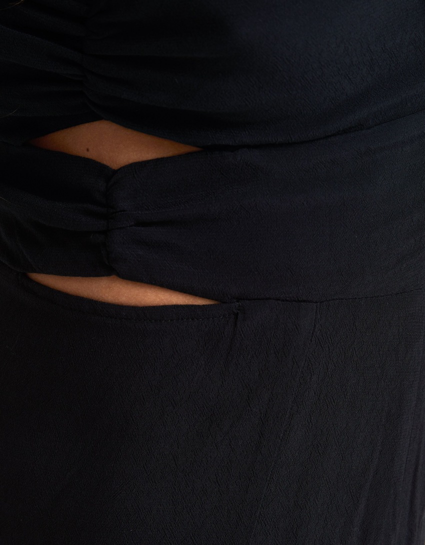 Vestido midi de manga comprida com recorte