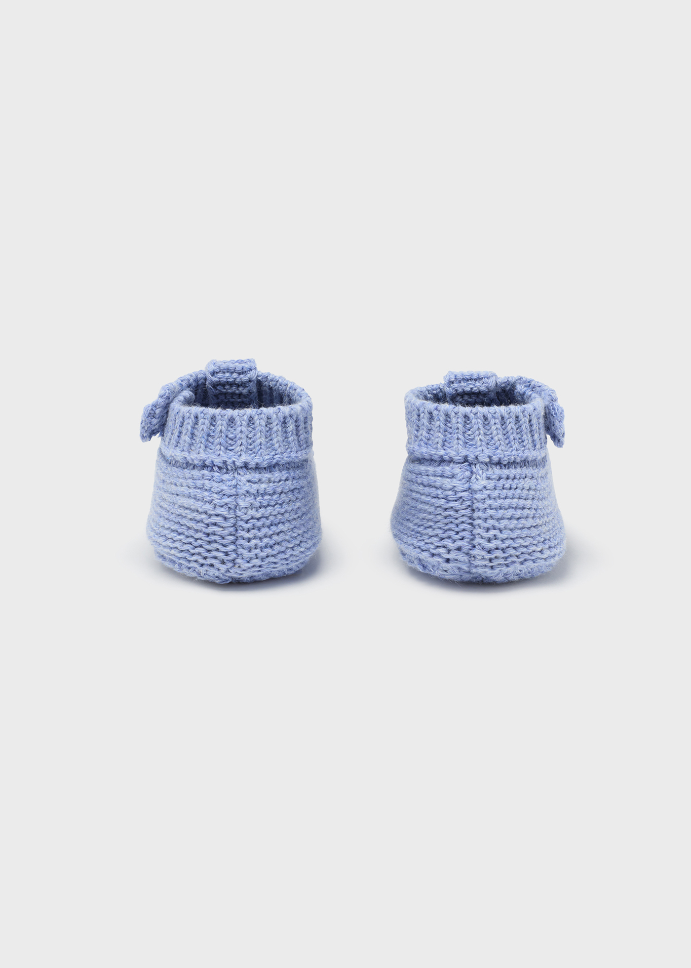 Sapatinhos de tricô feitos com algodão sustentável para recém-nascidos.