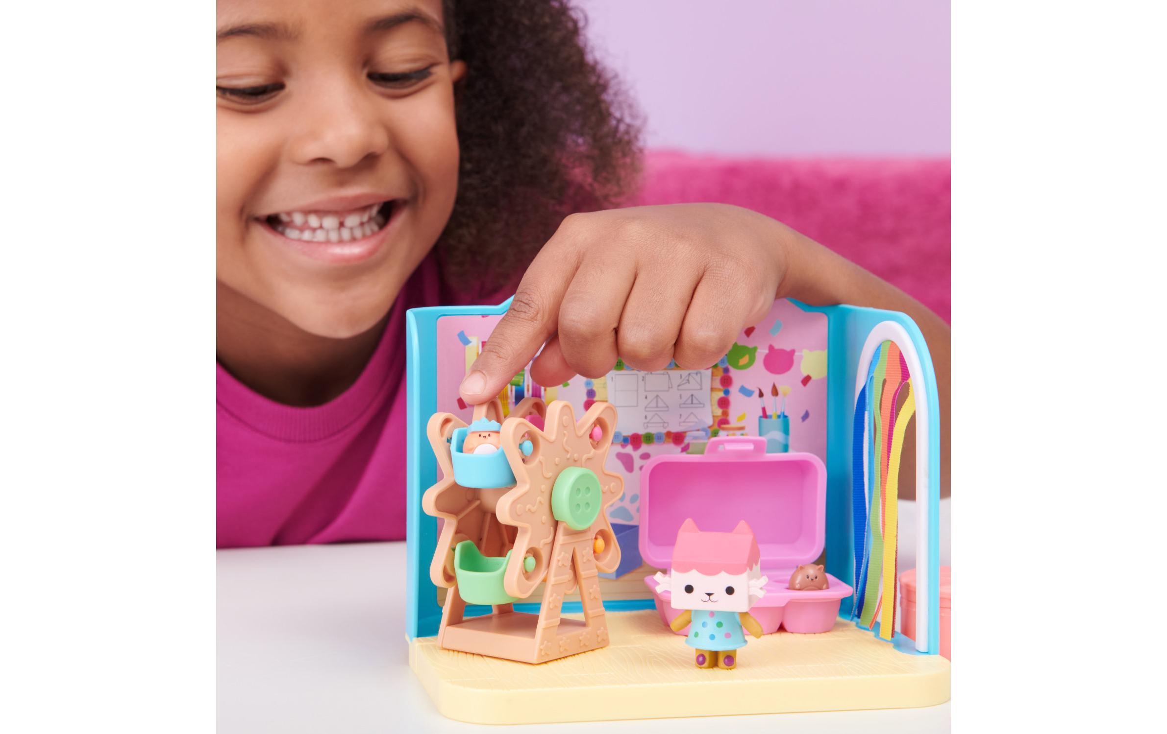 Gabby's Dollhouse Baby Box Bastelzimmer Deluxe RoomsDetaillierter 'Craft-a-riffic Room' und Bastelraum Deluxe von Baby Box