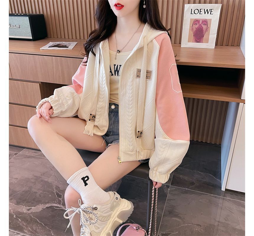Jewie - Oversized hoodie met geborduurde letters en tweekleurige rits
