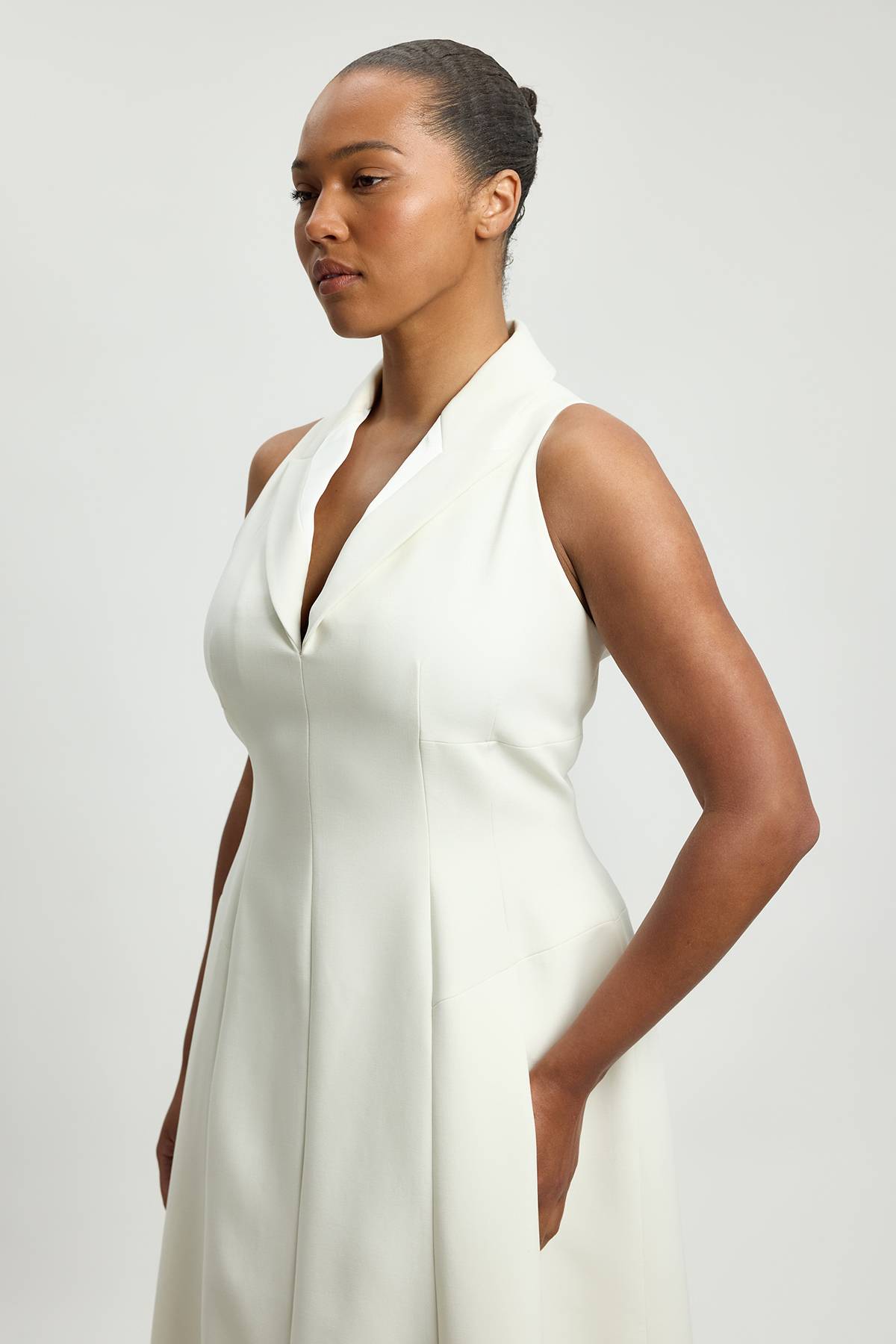 KarenMillen Robe Midi Grande Taille Ajustée À Jupe Évasée Avec Détails De Coutures En Tissu Extensible Compact