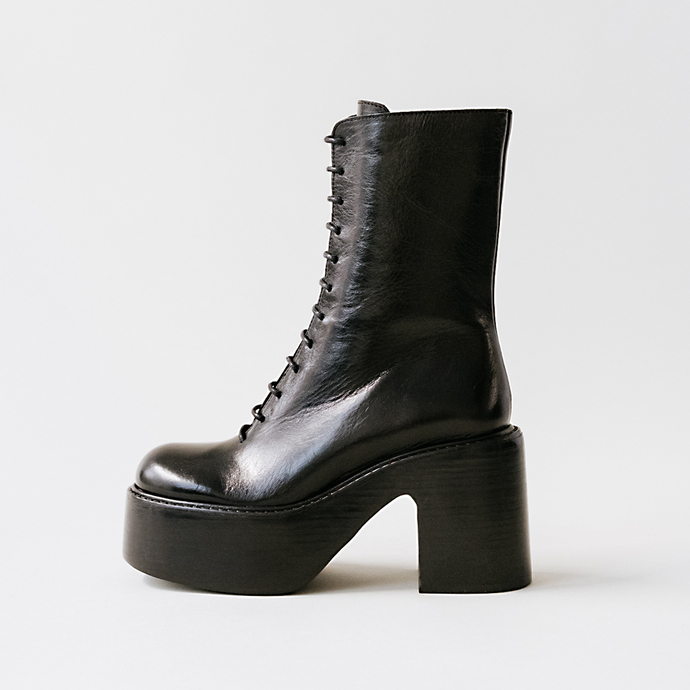 Boots à plateformes et lacets  en cuir vieilli noir