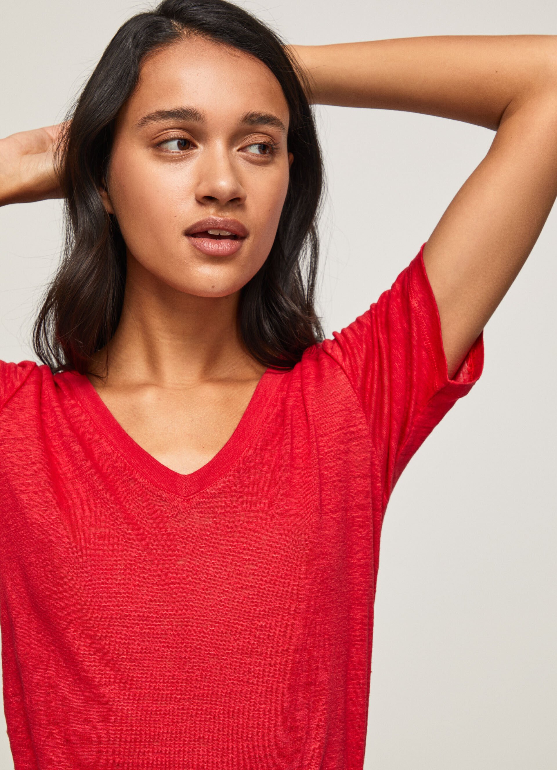 CAMISETA DE LINHO COM DECOTE EM V - vermelho estúdio