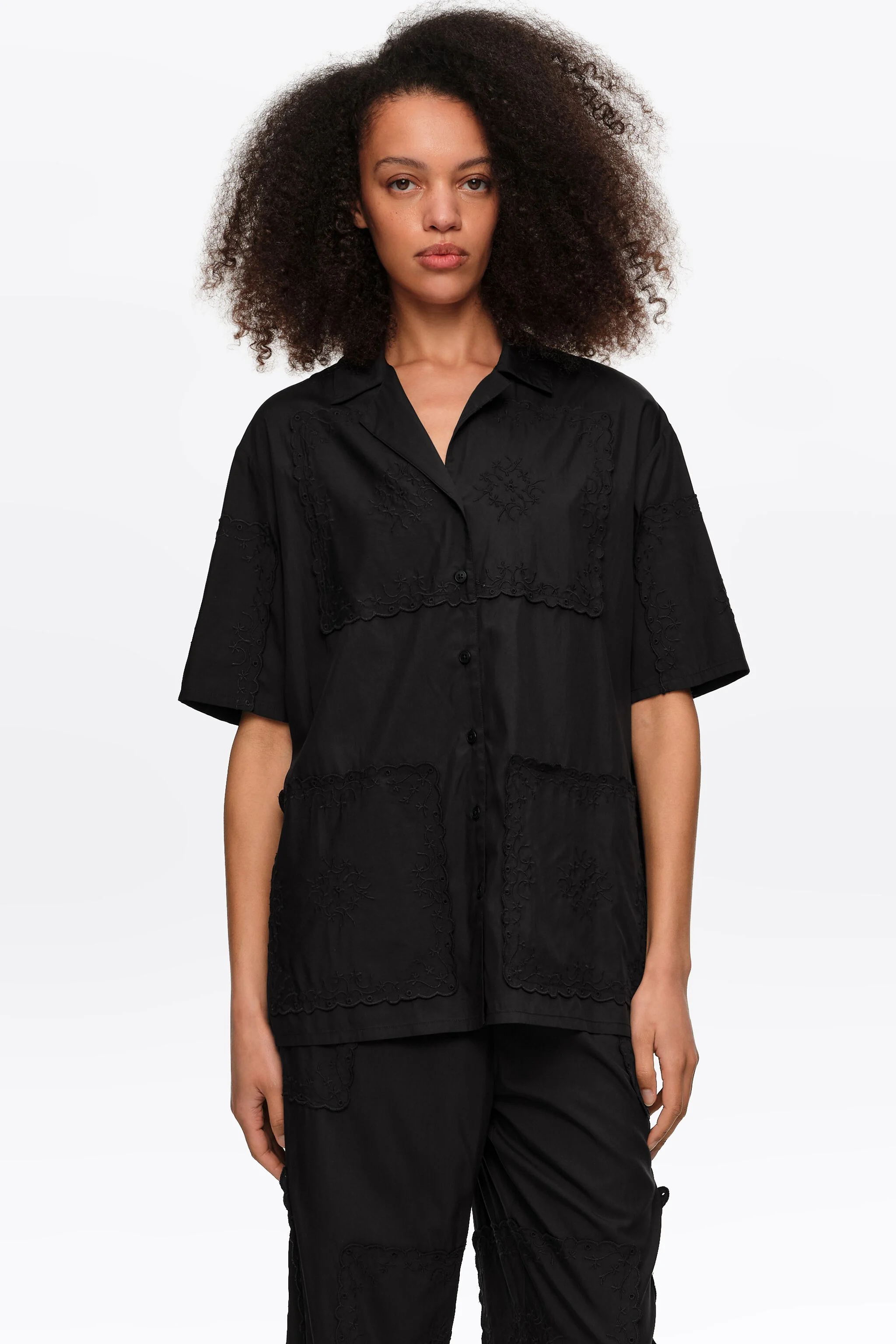 Camisa preta de retalhos bordada com lenço