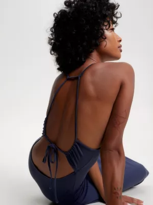 Vestido midi justo com amarração nas costas
