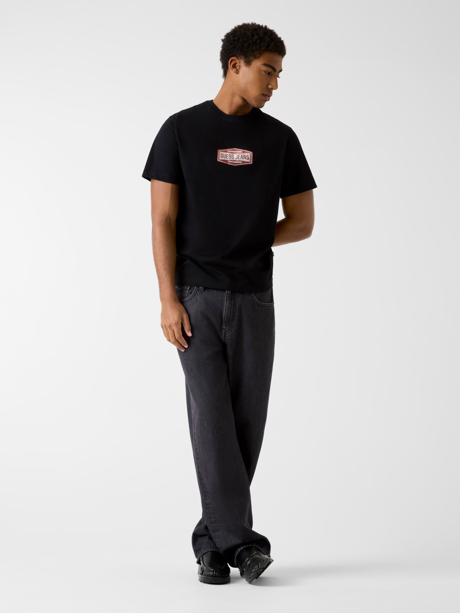 Camiseta com logotipo estampado