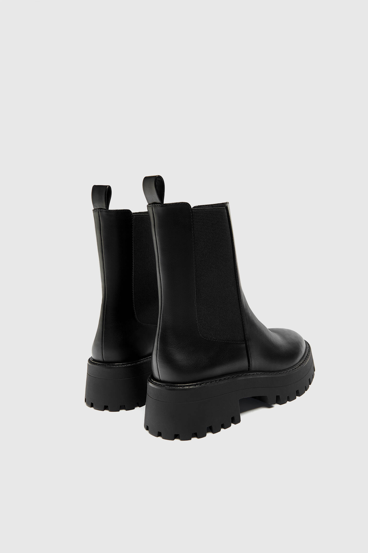Bota Chelsea com sola tratorada - Preta