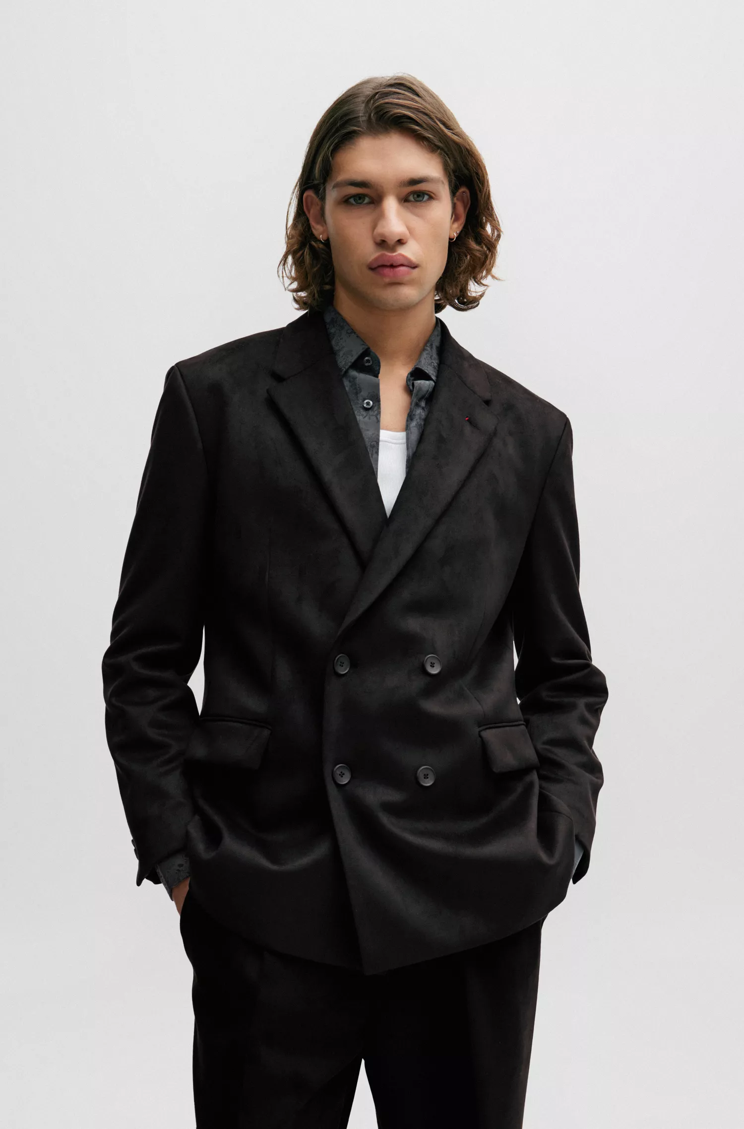 Terno HUGO vermelho, corte slim, em jérsei elástico de alta performance.