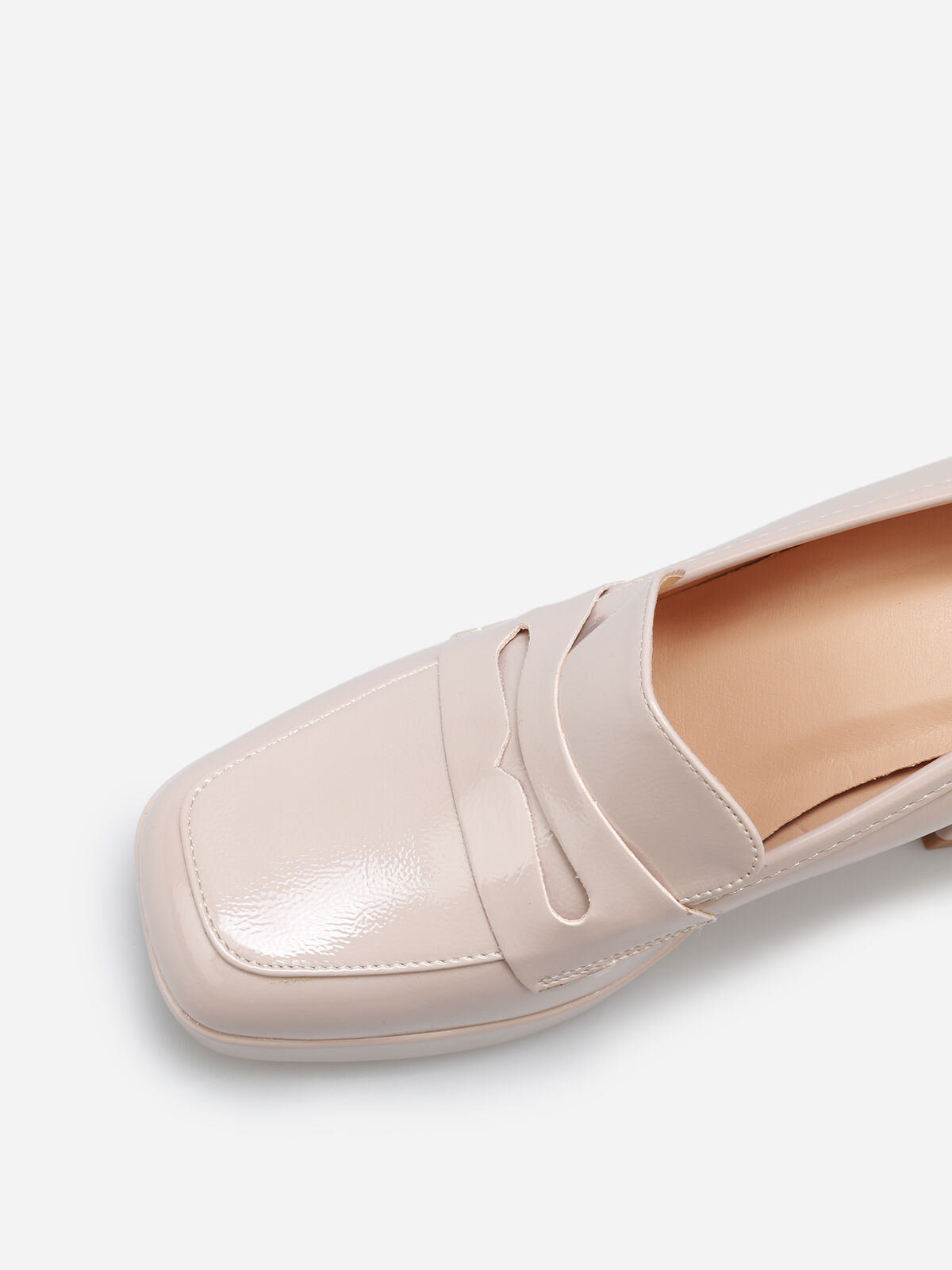 Mocassins vernis à talon- Beige