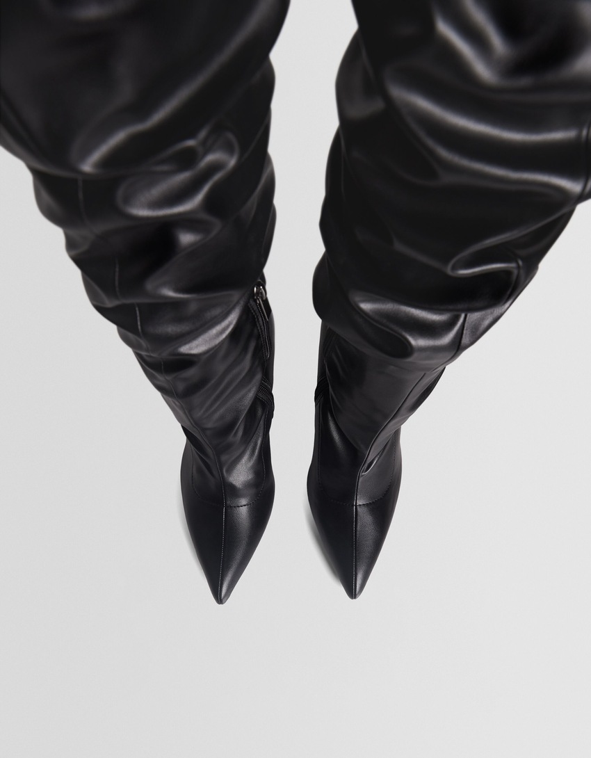 Botas de cano alto folgadas da Generation Bershka com salto agulha.