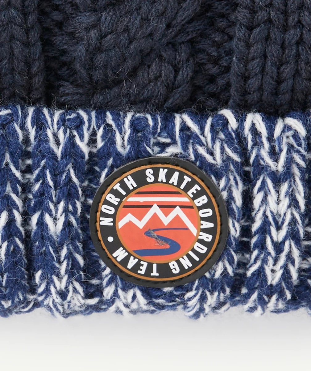 BONNET TRICOT GARÇON EN FIBRES RECYCLÉES BLEU AVEC POMPON ET PATCH