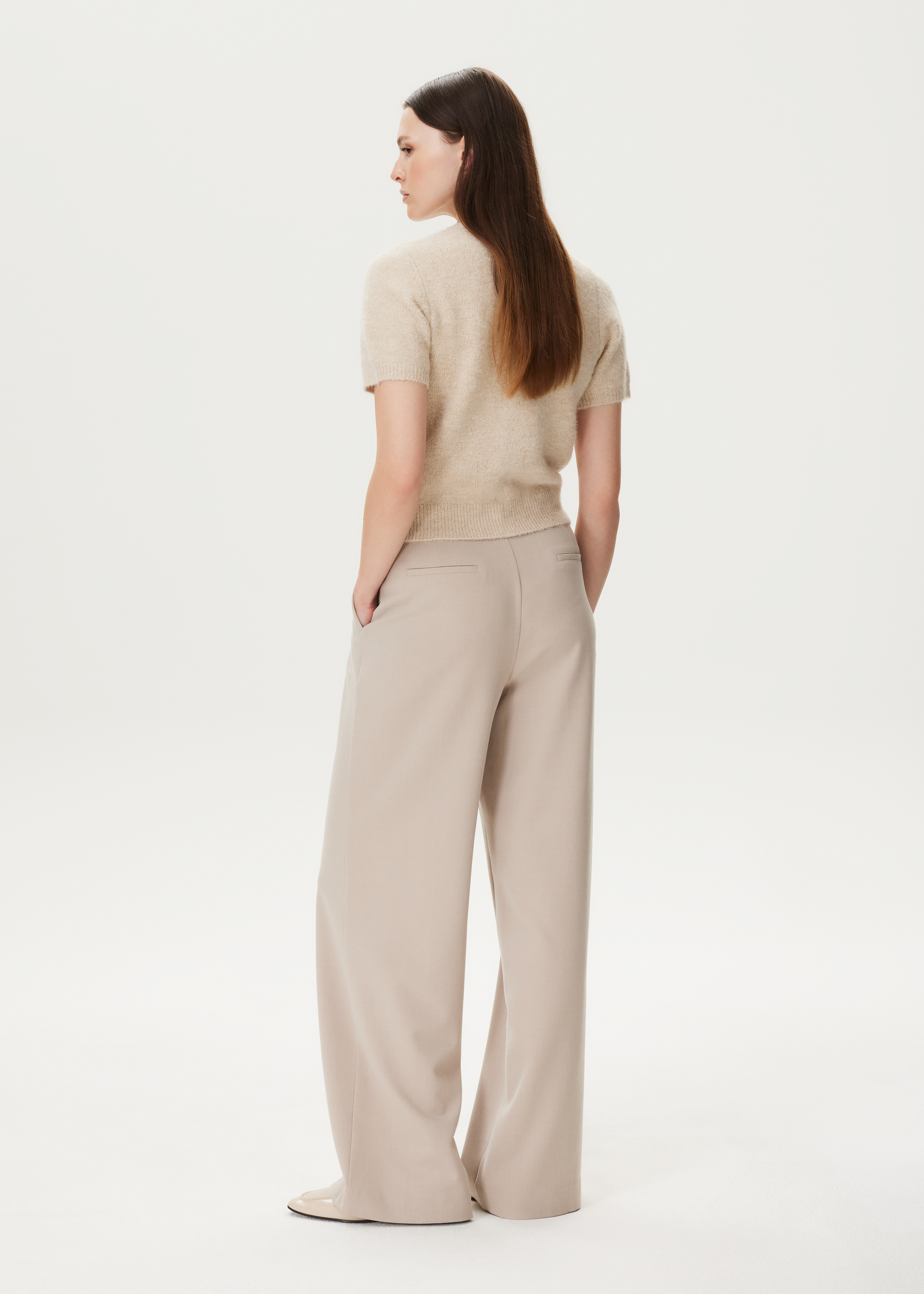 Pantalon met plooien en knoopdetail