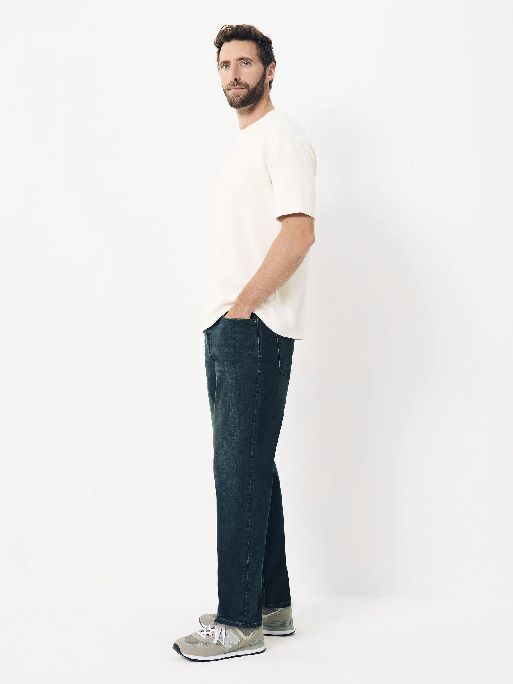Donkerblauwe wassing - Klassieke stretchjeans met standaard taps toelopende pasvorm