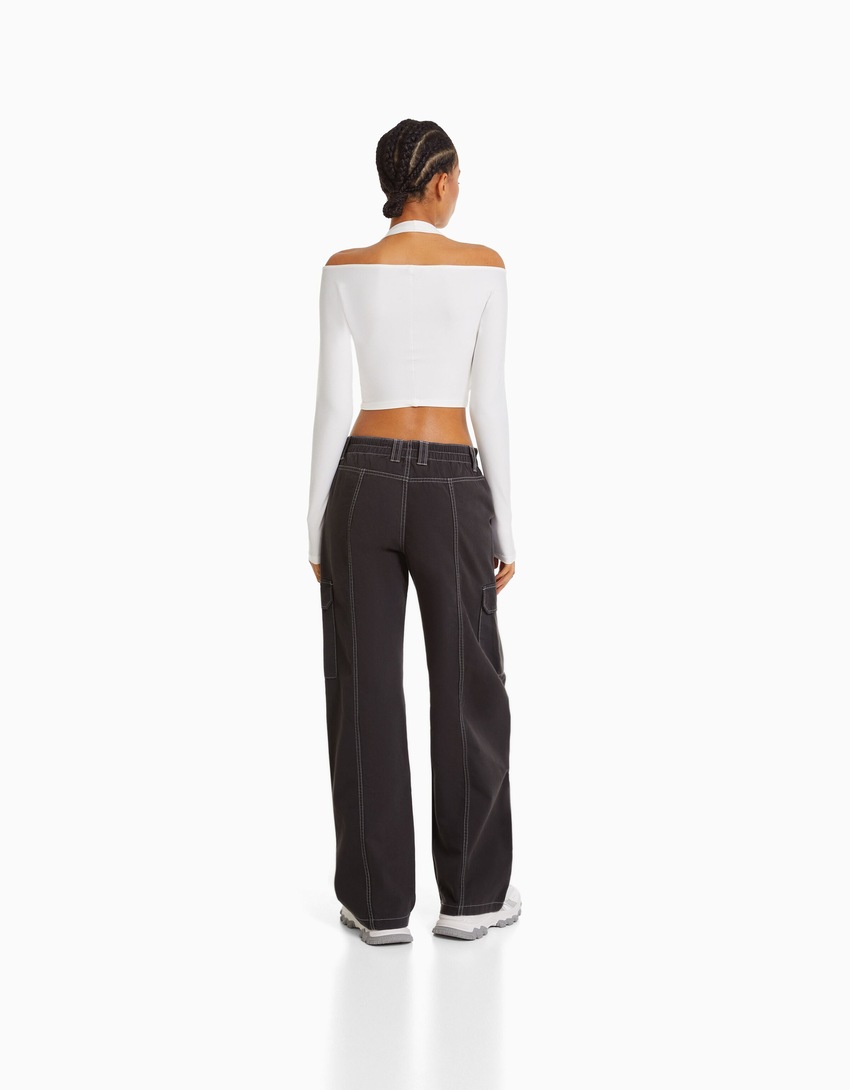 Calça cargo de algodão de cintura baixa com costura contrastante.