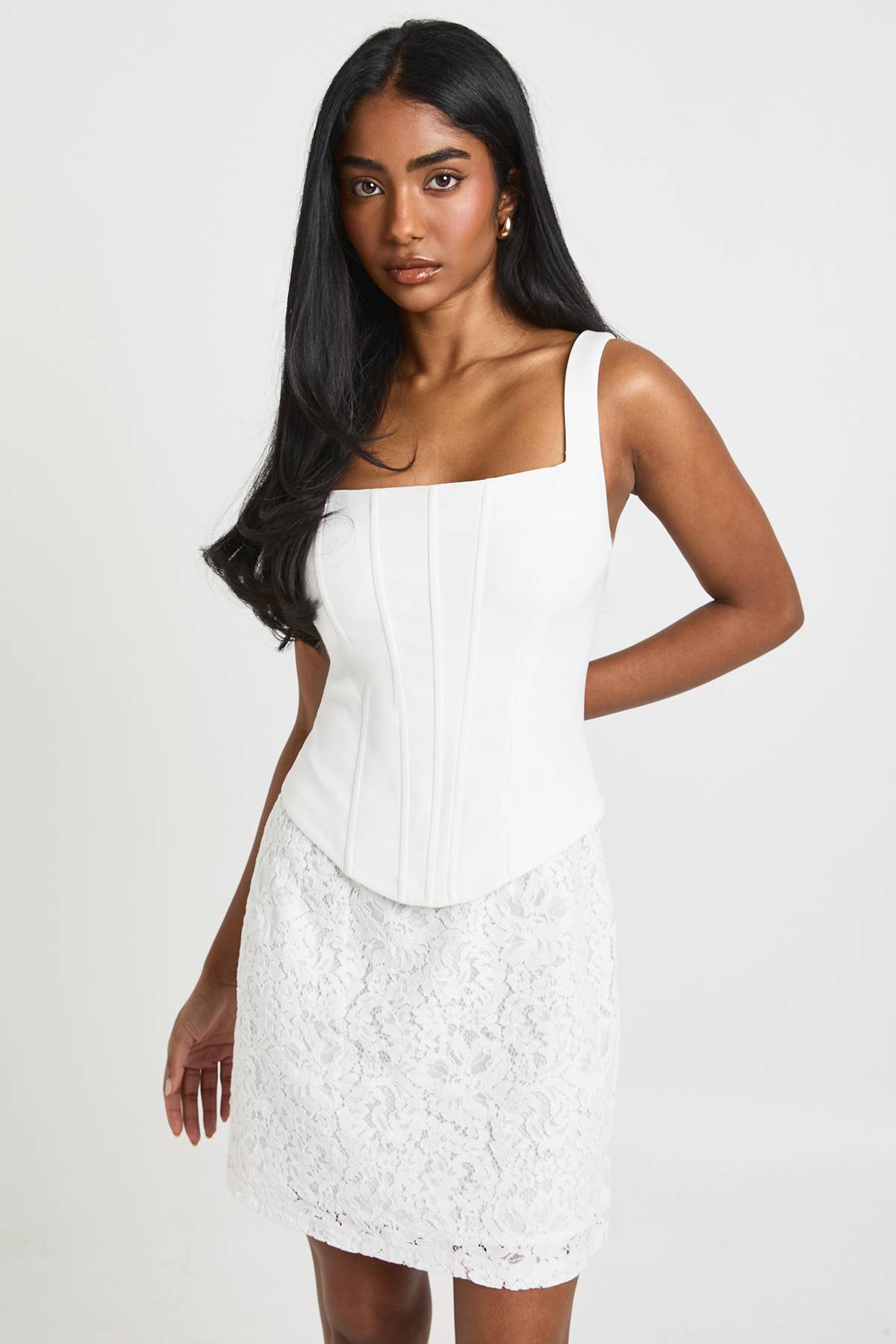 boohoo Robe Mini à Corset Lacé avec Bretelles