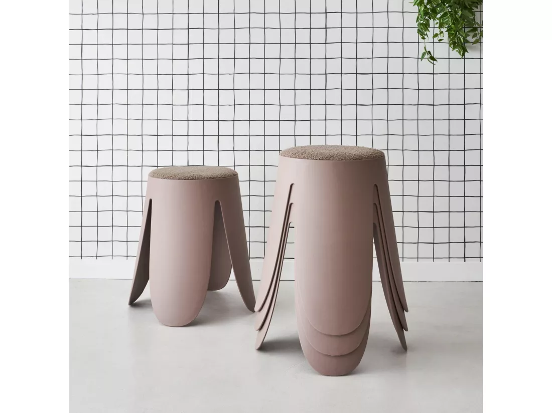 Set de 4 tabourets empilables marrons. bouclette texturée. NIKI. Ø30 / 44 x H46cm
