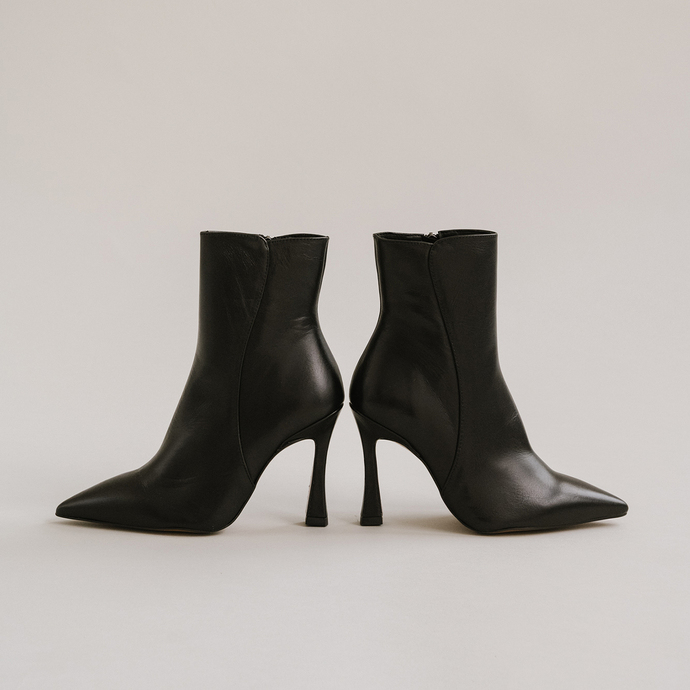 Boots à talons hauts et coutures apparen...  en cuir noir