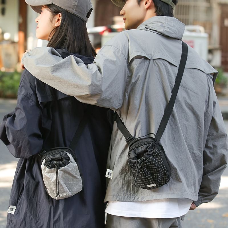 IOU - Geruite nylon crossbodytas met trekkoord