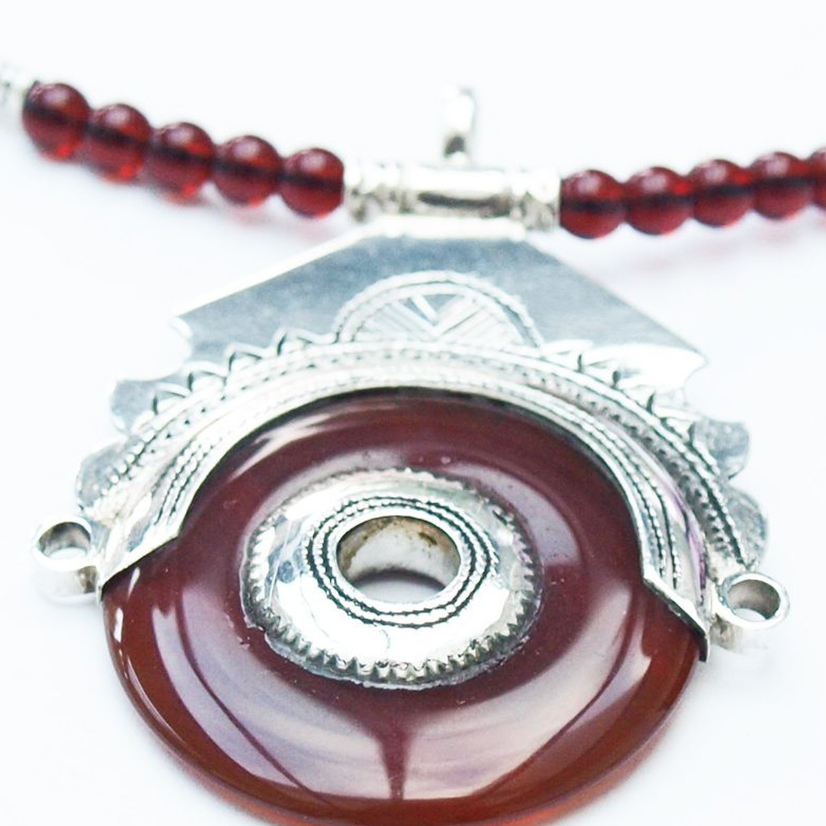 Collier touareg déesse en agate rouge