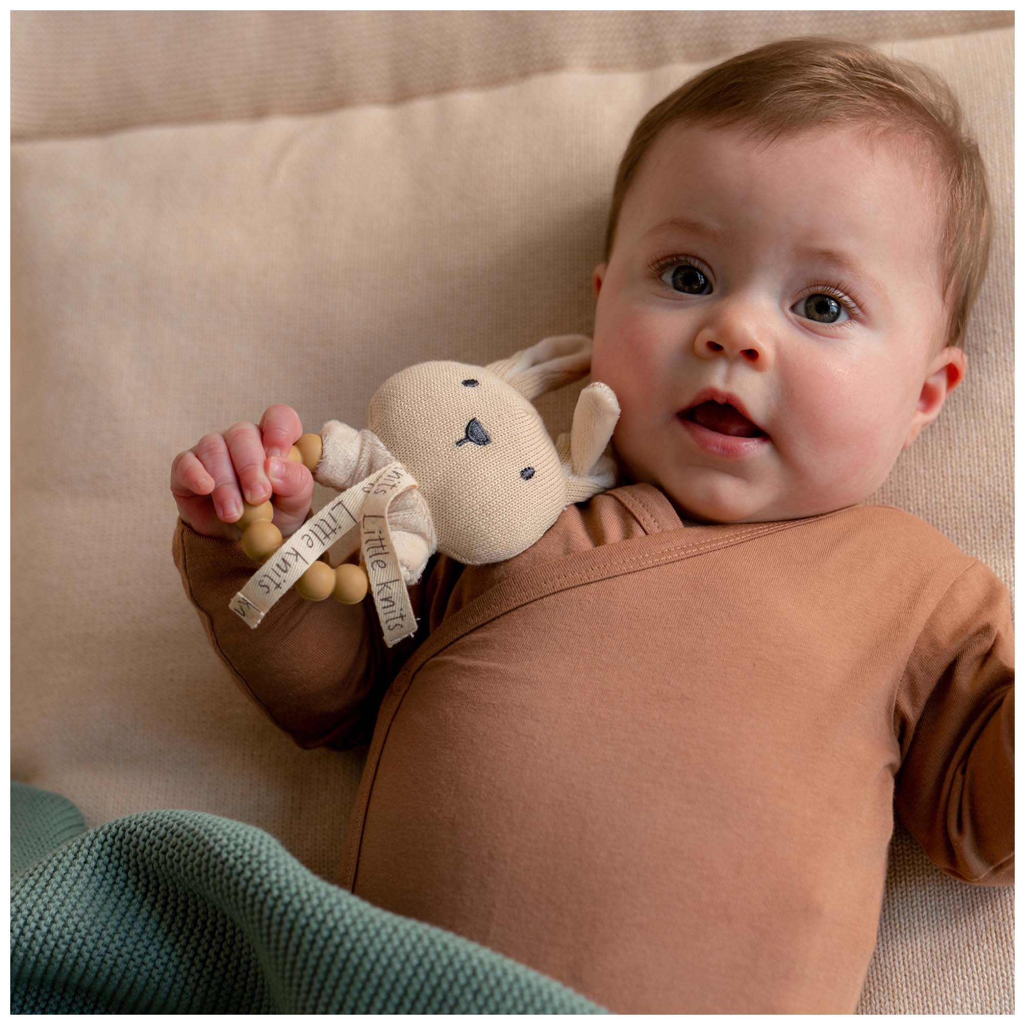 Prénatal rammelaar konijn Little Knits wit