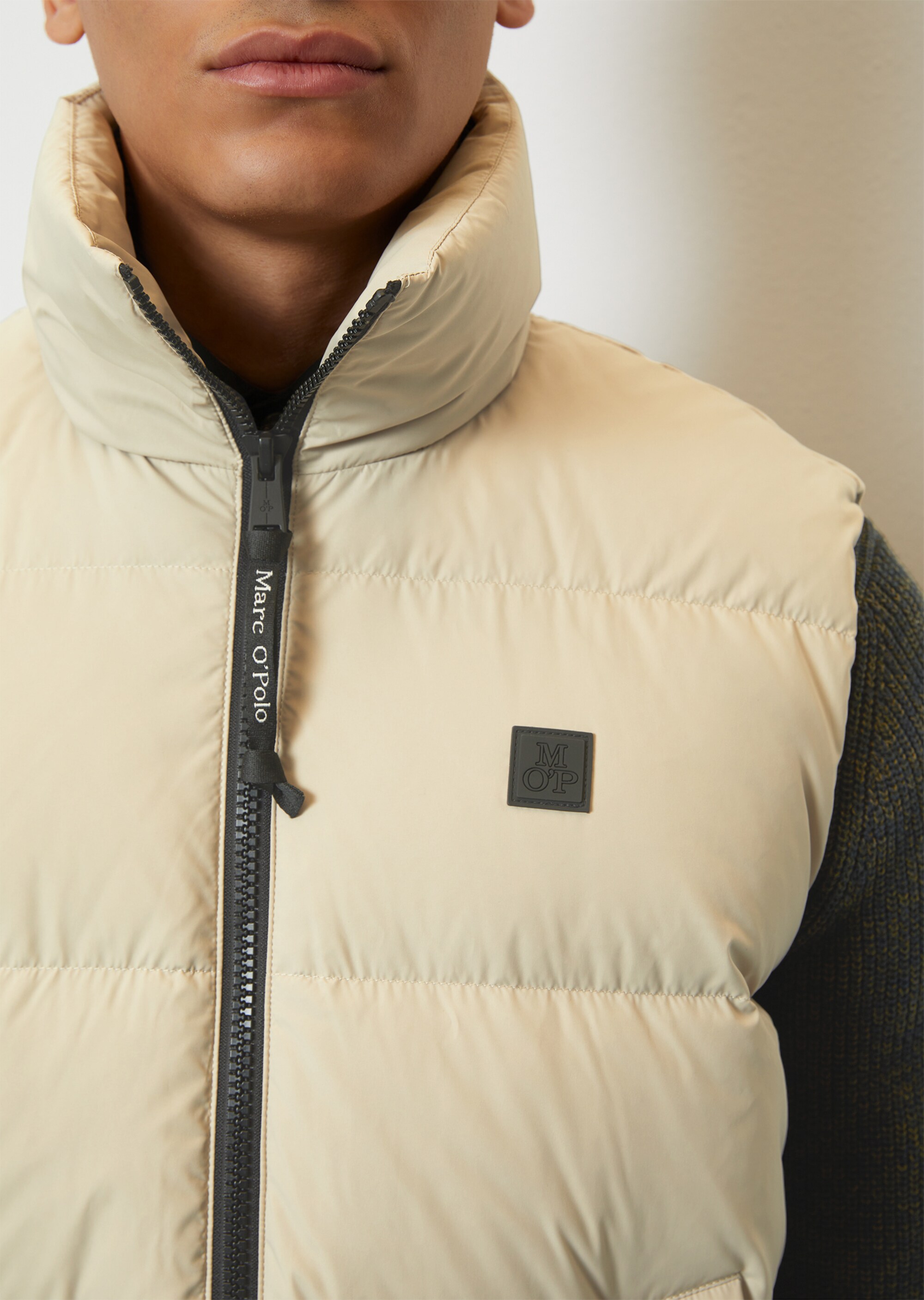 Daunenweste regular mit matter Oberfläche aus recyceltem Polyester