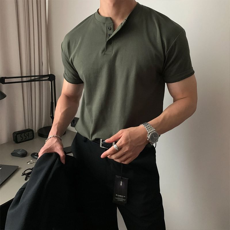 GRAYCIOUS - Effen Henley T-shirt met korte mouwen
