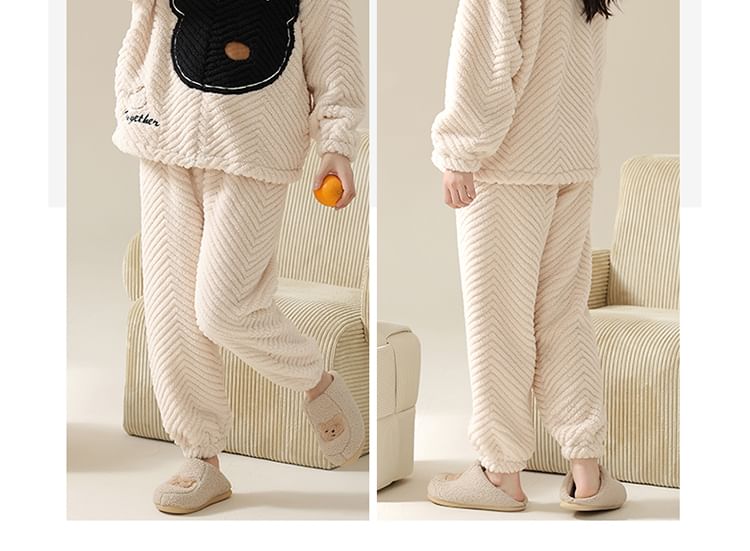Jeony - Pyjamaset: Fleece top met rits en geborduurde beer met opstaande kraag + broek