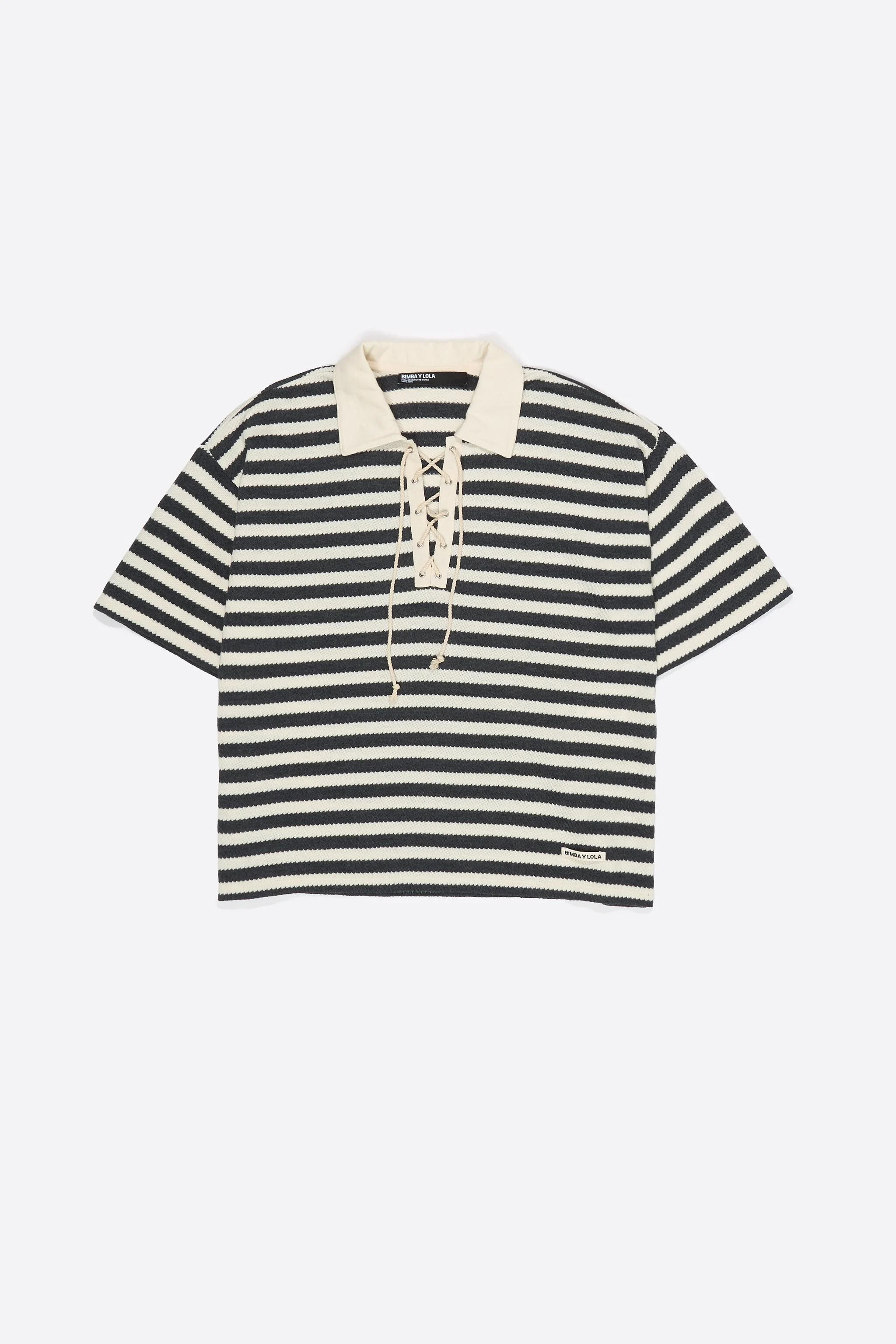 Camiseta preta listrada com gola polo ajustável