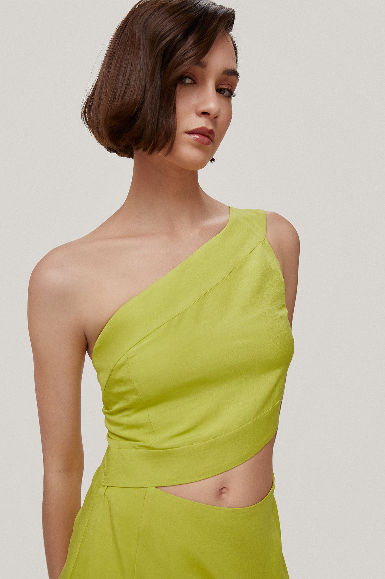 Celina. Vestido assimétrico com recortes - Amarelo