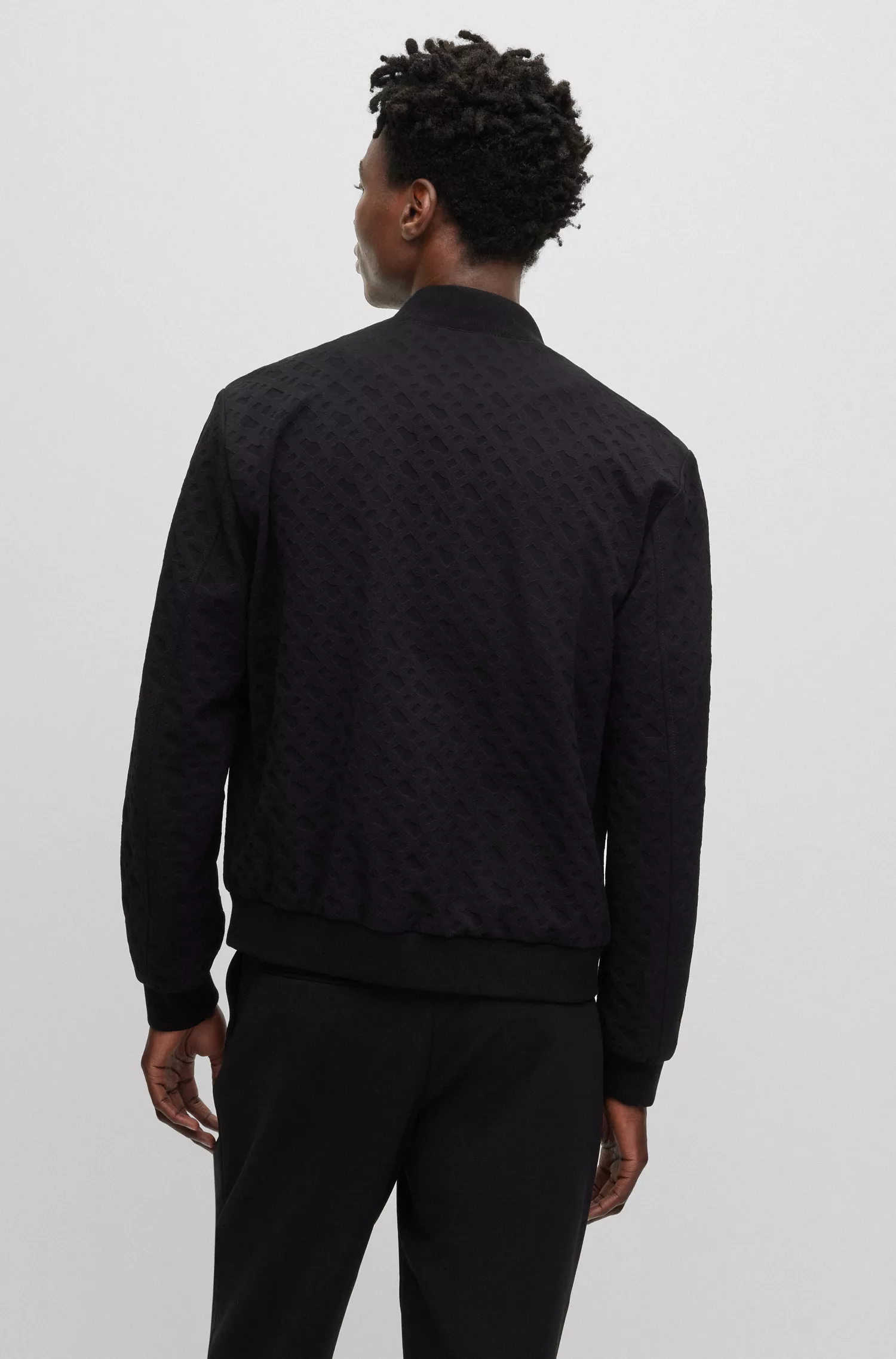 Jaqueta BOSS preta de corte slim em tecido elástico com jacquard de monograma.