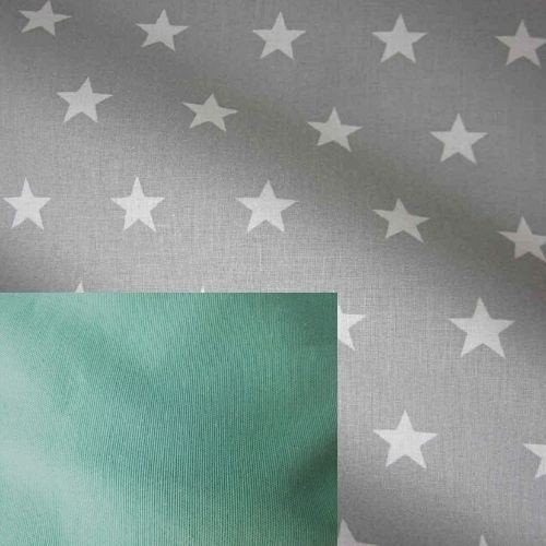 Cama tipi com tecido de estrelas personalizável e almofada verde.